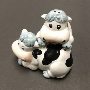 Cow salt and pepper shakers